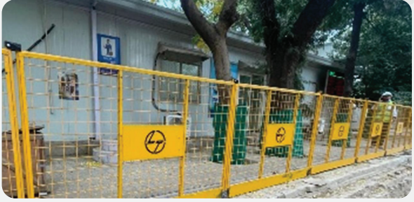 Yellow edge protection barrier at a site